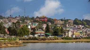 Darjeeling Himalaya Demiryolu, UNESCO 'nun Dünya Mirası Alanı Himalayalar' ın çarpıcı manzaraları boyunca uzanan büyüleyici dar ölçülü bir demiryoludur..