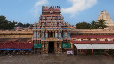 Trichy 'deki Sri Ranganatha Tapınağı (Srirangam), Hindistan' ın en büyük ve en eski Vishnu tapınaklarından biridir..