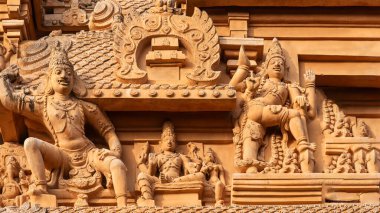 Thanjavur 'daki Brihadeeswara Tapınağı, 11. yüzyılda Rajaraja Chola tarafından inşa edilmiş bir UNESCO Dünya Mirası alanıdır. Büyük mimarisi, devasa kubbesi ve karmaşık oymalarıyla ünlüdür..