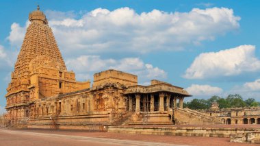 Thanjavur 'daki Brihadeeswara Tapınağı, 11. yüzyılda Rajaraja Chola tarafından inşa edilmiş bir UNESCO Dünya Mirası alanıdır. Büyük mimarisi, devasa kubbesi ve karmaşık oymalarıyla ünlüdür..