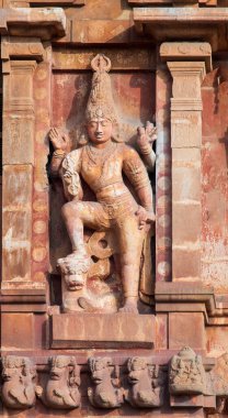 Thanjavur 'daki Brihadeeswara Tapınağı, 11. yüzyılda Rajaraja Chola tarafından inşa edilmiş bir UNESCO Dünya Mirası alanıdır. Büyük mimarisi, devasa kubbesi ve karmaşık oymalarıyla ünlüdür..