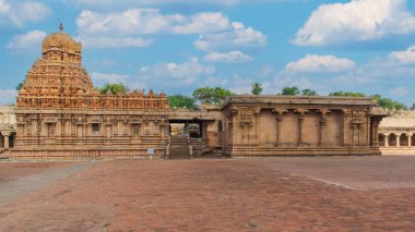 Thanjavur 'daki Brihadeeswara Tapınağı, 11. yüzyılda Rajaraja Chola tarafından inşa edilmiş bir UNESCO Dünya Mirası alanıdır. Büyük mimarisi, devasa kubbesi ve karmaşık oymalarıyla ünlüdür..