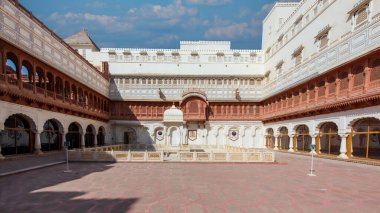 Bikaner, Rajasthan 'daki Junagarh Kalesi, 1593 yılında inşa edilmiş tarihi bir mucizedir. Sergide muhteşem mimari, karmaşık oymalar ve Rajput ihtişamını yansıtan kraliyet sarayları yer alıyor..