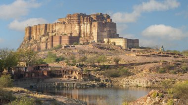 Hindistan 'ın en büyük ve en etkileyici kalelerinden biri olan Mehrangarh Kalesi, Jodhpur, Rajasthan' daki bir tepenin üzerinde duruyor. 15. yüzyılda inşa edilen bina, karmaşık mimari, geniş avlular ve kraliyet eserlerinin sergilendiği müzelerle övünüyor..
