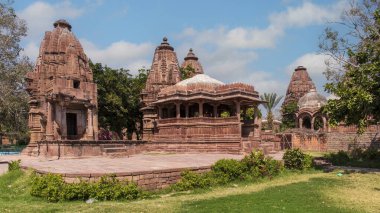 Mandore Garden Devalleri, Jodhpur, Rajasthan yakınlarındaki tarihi Mandore Bahçeleri 'nde bulunan çeşitli Hindu tanrılarına adanmış karmaşık bir şekilde tasarlanmış bir dizi tapınaktır. Bu tapınaklar mimari güzellikleri ve zengin oymalarıyla ünlüdür.