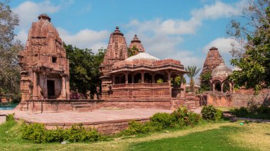 Mandore Garden Devalleri, Jodhpur, Rajasthan yakınlarındaki tarihi Mandore Bahçeleri 'nde bulunan çeşitli Hindu tanrılarına adanmış karmaşık bir şekilde tasarlanmış bir dizi tapınaktır. Bu tapınaklar mimari güzellikleri ve zengin oymalarıyla ünlüdür.