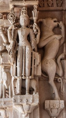 Mandore Bahçesi 'ndeki tapınakların duvarında Hindu tanrılarının güzel heykelleri. Mandore Bahçesi, mezar benzeri anıtların, tapınakların, heykellerin ve Mandore harabelerinin yer aldığı manzaralı, manzaralı bir yer. Mandore, Jodhpur, Rajasthan 'da yer alır.