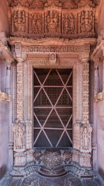 Mandore Bahçesi 'ndeki tapınakların duvarında Hindu tanrılarının güzel heykelleri. Mandore Bahçesi, mezar benzeri anıtların, tapınakların, heykellerin ve Mandore harabelerinin yer aldığı manzaralı, manzaralı bir yer. Mandore, Jodhpur, Rajasthan 'da yer alır.