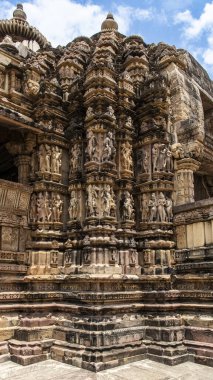 UNESCO 'nun Dünya Mirası Alanı olan Khajuraho, 10. yüzyıl Hindu ve Jain tapınaklarına ev sahipliği yapıyor. Erotik heykeller de dahil olmak üzere karmaşık oymalarıyla tanınan heykeller, antik Hint sanat ve kültürüne kısa bir bakış sunuyor..