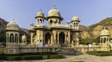 Gatore Ki Chhatriyan, Jaipur 'un kurucusu tarafından 18. yüzyılda inşa edilmiş güzel bir yapı..
