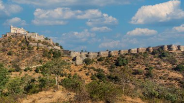 Hindistan 'ın Rajasthan kentindeki görkemli bir kale olan Kumbhalgarh, heybetli duvarları ve karmaşık mimarisi ile tanınır. Rana Kumbha tarafından inşa edildi..