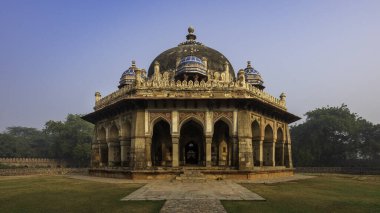 Nila Gumbaz, Delhi, Hindistan 'daki Humayun Mezar Kompleksi' nde bulunan çarpıcı mavi kareli bir kubbedir..