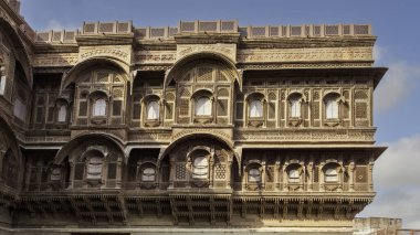 Mehrangarh Fort, a majestic hilltop fortress in Jodhpur, India, stands on a 400-foot cliff. Built in 1459 by Rao Jodha, it showcases impressive architecture, including towering walls, seven gates, and intricately carved palaces. clipart