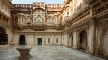 Mehrangarh Kalesi, Jodhpur, Hindistan 'daki görkemli bir tepe kalesi, 180 metrelik bir uçurumun üzerinde duruyor. 1459 yılında Rao Jodha tarafından inşa edilen bina, yüksek duvarlar, yedi kapı ve karmaşık bir şekilde oyulmuş saraylar da dahil olmak üzere etkileyici bir mimari sergiliyor..