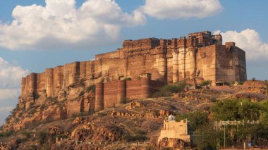 Mehrangarh Fort, a majestic hilltop fortress in Jodhpur, India, stands on a 400-foot cliff. Built in 1459 by Rao Jodha, it showcases impressive architecture, including towering walls, seven gates, and intricately carved palaces. clipart