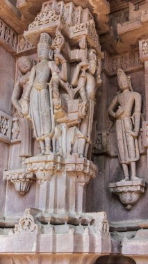 Mandore Bahçesi 'nin güzel Devali. Mandore Bahçesi' nin Devals 'ı karmaşık bir şekilde oyulmuş, küçük tapınakları andıran kumtaşı yapılar serisidir.