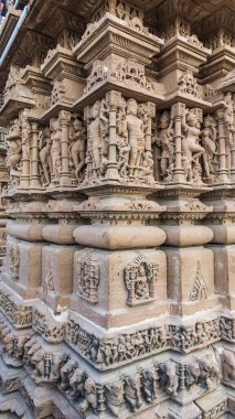 Rajasthan 'da saklı bir mücevher olan Osian, 8. ve 9. yüzyıllara dayanan antik Hindu ve Jain tapınaklarına ev sahipliği yapıyor. Bu mimari mucizeler karmaşık oymalar ve heykeller sergiliyor..