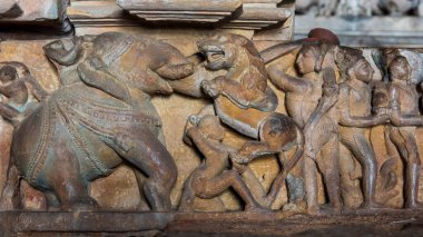 UNESCO 'nun Dünya Mirası Alanı olan Khajuraho tapınakları, karmaşık heykelleri ve erotik oymalarıyla tanınan Hindu ve Jain tapınaklarının bir koleksiyonudur..