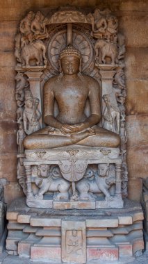 UNESCO 'nun Dünya Mirası Alanı olan Khajuraho tapınakları, karmaşık heykelleri ve erotik oymalarıyla tanınan Hindu ve Jain tapınaklarının bir koleksiyonudur..
