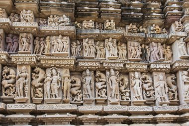 UNESCO 'nun Dünya Mirası Alanı olan Khajuraho tapınakları, karmaşık heykelleri ve erotik oymalarıyla tanınan Hindu ve Jain tapınaklarının bir koleksiyonudur..