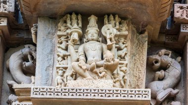UNESCO 'nun Dünya Mirası Alanı olan Khajuraho tapınakları, karmaşık heykelleri ve erotik oymalarıyla tanınan Hindu ve Jain tapınaklarının bir koleksiyonudur..