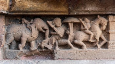 UNESCO 'nun Dünya Mirası Alanı olan Khajuraho tapınakları, karmaşık heykelleri ve erotik oymalarıyla tanınan Hindu ve Jain tapınaklarının bir koleksiyonudur..