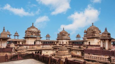 Orchha 'daki Jahangir Mahal olağanüstü bir mimari başyapıttır. Bundela hükümdarı Vir Singh Deo döneminde inşa edilen bina, Rajput ve Babür mimari stillerinin bir füzyonunu sergiliyor.. 