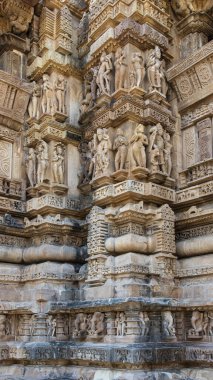 Khajuraho tapınakları, karmaşık oymaları ve heykelleriyle tanınan UNESCO Dünya Mirasları Alanıdır. 9. ve 11. yüzyıllar arasında inşa edilen bu Hindu ve Jain tapınakları Chandela sanat ve mimarisinin zirvesini gözler önüne seriyor..