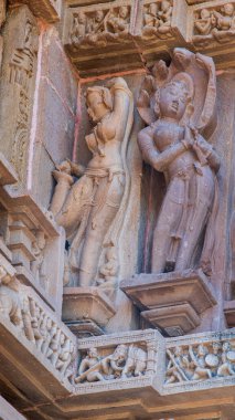 Khajuraho tapınakları, karmaşık oymaları ve heykelleriyle tanınan UNESCO Dünya Mirasları Alanıdır. 9. ve 11. yüzyıllar arasında inşa edilen bu Hindu ve Jain tapınakları Chandela sanat ve mimarisinin zirvesini gözler önüne seriyor..