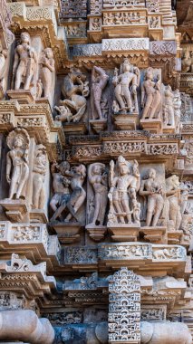 Khajuraho tapınakları, karmaşık oymaları ve heykelleriyle tanınan UNESCO Dünya Mirasları Alanıdır. 9. ve 11. yüzyıllar arasında inşa edilen bu Hindu ve Jain tapınakları Chandela sanat ve mimarisinin zirvesini gözler önüne seriyor..