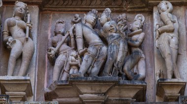 Khajuraho tapınakları, karmaşık oymaları ve heykelleriyle tanınan UNESCO Dünya Mirasları Alanıdır. 9. ve 11. yüzyıllar arasında inşa edilen bu Hindu ve Jain tapınakları Chandela sanat ve mimarisinin zirvesini gözler önüne seriyor..