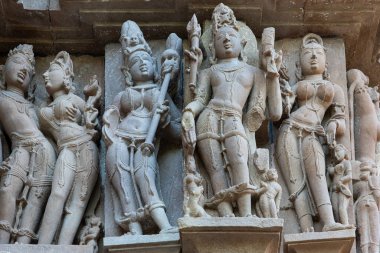 Khajuraho tapınakları, karmaşık oymaları ve heykelleriyle tanınan UNESCO Dünya Mirasları Alanıdır. 9. ve 11. yüzyıllar arasında inşa edilen bu Hindu ve Jain tapınakları Chandela sanat ve mimarisinin zirvesini gözler önüne seriyor..