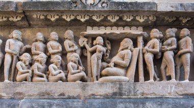 Khajuraho tapınakları, karmaşık oymaları ve heykelleriyle tanınan UNESCO Dünya Mirasları Alanıdır. 9. ve 11. yüzyıllar arasında inşa edilen bu Hindu ve Jain tapınakları Chandela sanat ve mimarisinin zirvesini gözler önüne seriyor..