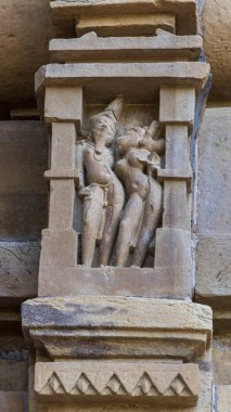 Khajuraho tapınakları, karmaşık oymaları ve heykelleriyle tanınan UNESCO Dünya Mirasları Alanıdır. 9. ve 11. yüzyıllar arasında inşa edilen bu Hindu ve Jain tapınakları Chandela sanat ve mimarisinin zirvesini gözler önüne seriyor..