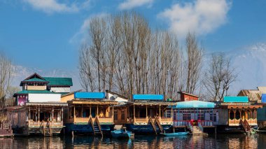 Kaşmir 'in Srinagar kentindeki Dal Gölü' ndeki yüzen evler eşsiz ve unutulmaz bir deneyim sunuyor. Bu geleneksel ahşap tekneler gölün sakin sularında yüzerken konforlu bir konaklama sağlar..