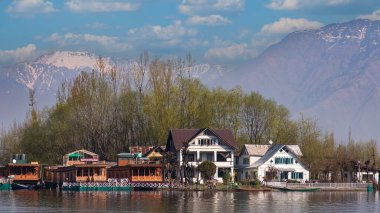 Kaşmir 'in Srinagar kentindeki Dal Gölü' ndeki yüzen evler eşsiz ve unutulmaz bir deneyim sunuyor. Bu geleneksel ahşap tekneler gölün sakin sularında yüzerken konforlu bir konaklama sağlar..