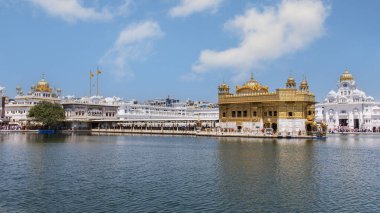 Altın Tapınak (ayrıca Harmandir Sahib olarak da bilinir), Hindistan 'ın Punjab eyaletinin Amritsar şehrinde bulunan Sikhism' deki en kutsal tapınaktır. Kutsal Amrit Sarovar 'ı yansıtan, altın yapraklarla kaplı göz kamaştırıcı bir yapı.