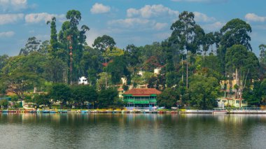 Yercaud Tekne Kulübü, Yercaud, Tamil Nadu 'daki huzurlu Emerald Gölü' nde hoş bir tekne deneyimi sunuyor. Yeşillik ve tepelerle çevrili olan ziyaretçiler, daha heyecanlı bir macera için huzurlu bir kürek çekme ya da sürat teknesi kiralayabilir..