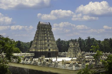 Lord Shiva 'ya adanmış Jalakandeswarar Tapınağı muhteşem Vellore Kalesi' nin içinde yer almaktadır. Dravidian mimarisi ile tanınan tapınak, bölgenin zengin tarihi ve kültürel mirasının önemli bir hac yeri ve kanıtıdır..