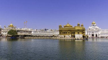 Harmandir Sahib olarak da bilinen Altın Tapınak Sikhism 'in en kutsal yeridir. Amritsar, Hindistan 'da yer alan şehir, göz kamaştırıcı altın dış görünüşü ve merkez havuzu Amrit Sarovar ile ünlüdür.. 
