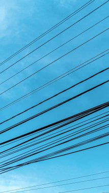 Şehrin her yerine kablolar asılmış elektrik direğiyle meşgul. Yoğun saatlerden önce Güney Doğu Asya 'da küçük bir hava şehri..