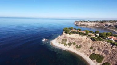 Palos Verdes, Kaliforniya 'daki Lunada Körfezi' ndeki uçurumlara doğru iniyor.