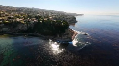 Sakin Okyanus ve Palos Verdes, Kaliforniya 'daki Kelp Bahçeleri üzerindeki Lunada Körfezi Penisülü' ne doğru Hava İnişi