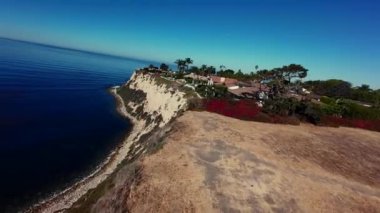 Lunada Körfezi 'ndeki uçurumlardan Palos Verdes, Kaliforniya' daki plaja giden uçuş.