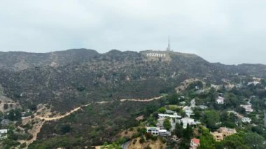 California 'daki Lunada Körfezi' nin üzerinde Sabah Güneşi ve Palos Verdes 'teki Catalina Adaları manzarası ile uçan hava aracı.