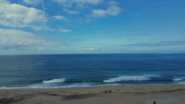 Redondo Sahili, Kaliforniya 'dan Sörfçülerle Okyanusa Uçan Hava