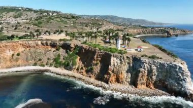California 'daki Lunada Körfezi' nin üzerinde Sabah Güneşi ve Palos Verdes 'teki Catalina Adaları manzarası ile uçan hava aracı.