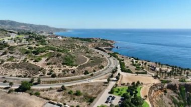California 'daki Lunada Körfezi' nin üzerinde Sabah Güneşi ve Palos Verdes 'teki Catalina Adaları manzarası ile uçan hava aracı.