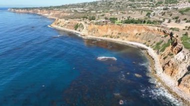 California 'daki Lunada Körfezi' nin üzerinde Sabah Güneşi ve Palos Verdes 'teki Catalina Adaları manzarası ile uçan hava aracı.