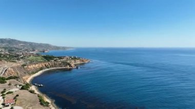 Slow Aerial View, Palos Verdes, Kaliforniya 'daki Vincente fenerinin güney uçurumlarına doğru uçuyor.